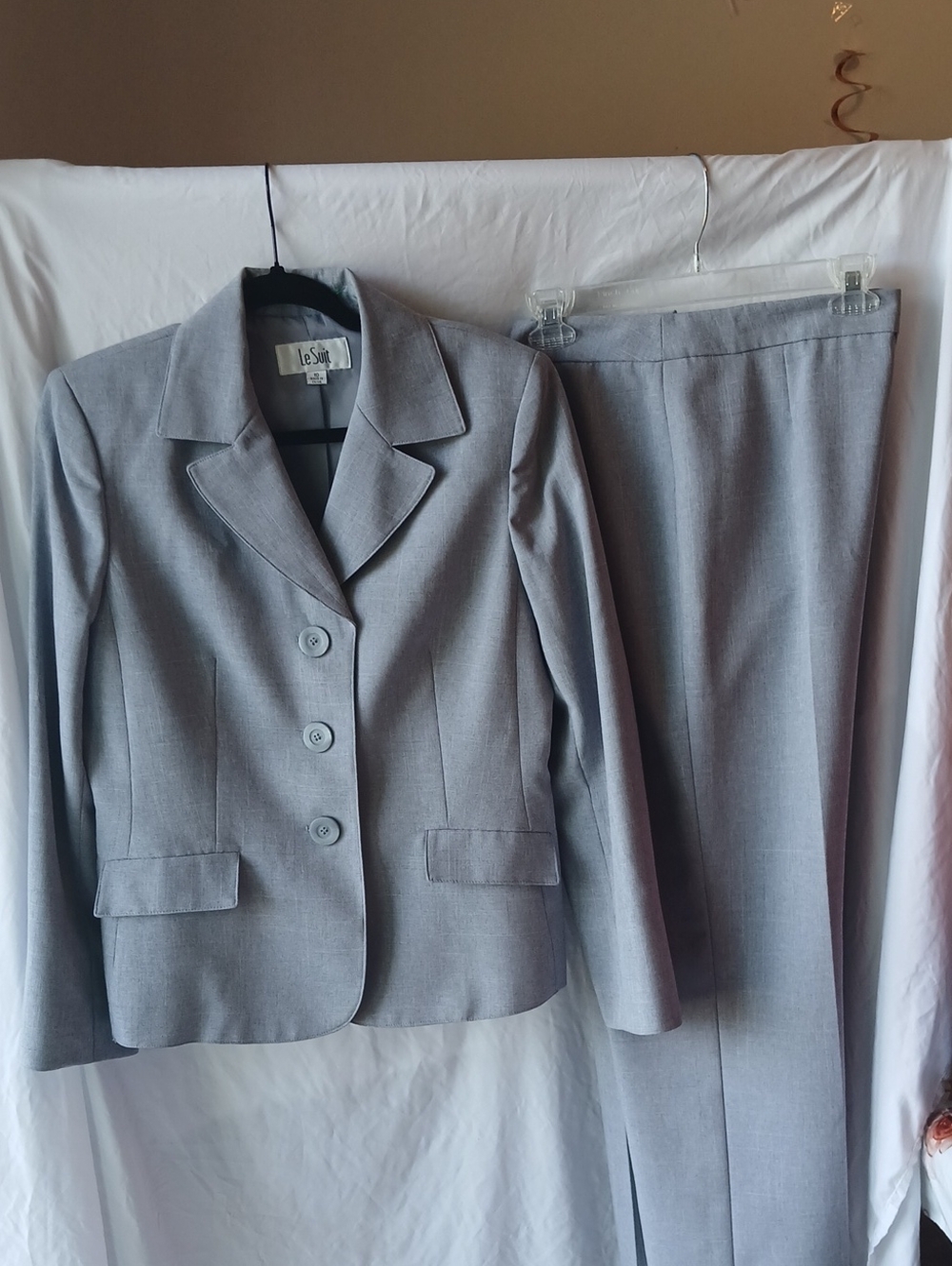 Le Suit Light Gray Women's Two-Piece Suit Jacket & Pants